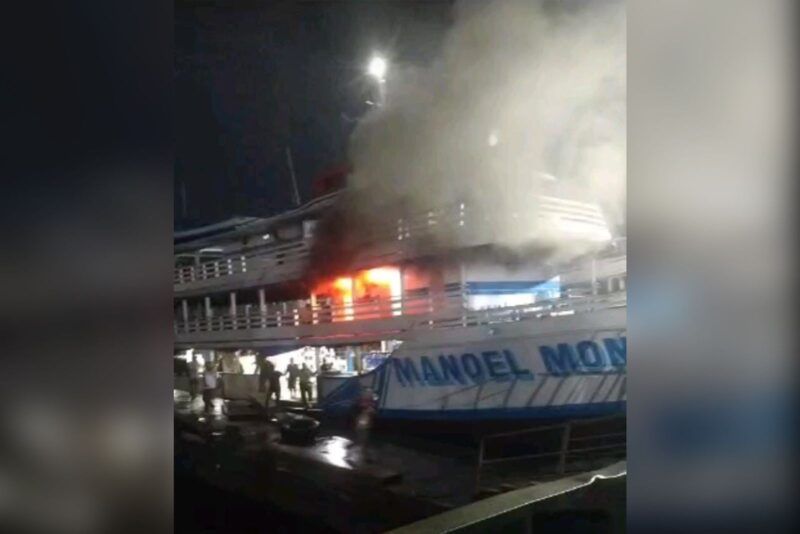 Barco ancorado pega fogo no Porto de Manaus