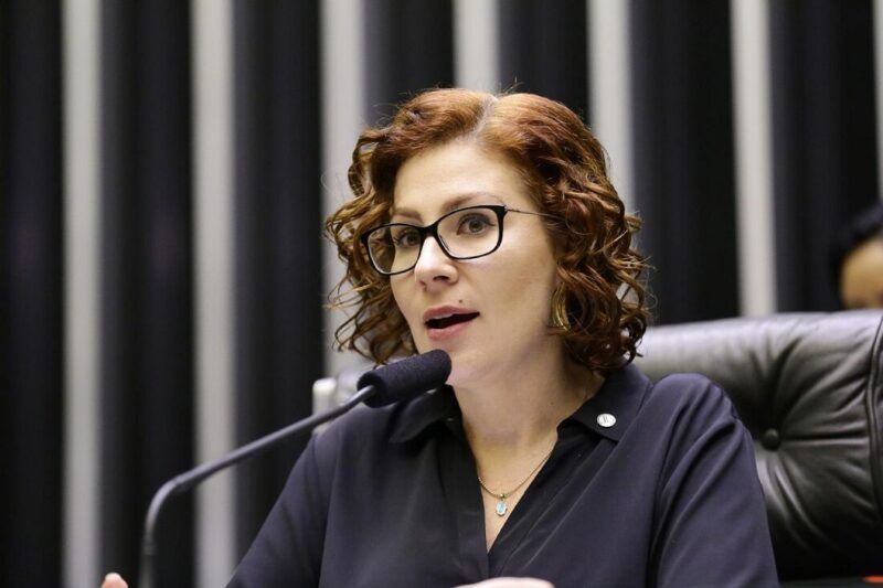 Carla Zambelli pede ajuda de eleitores para pagar multas judiciais: ‘sem condições’