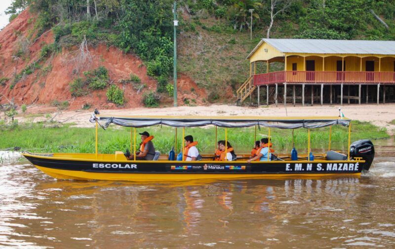 Escola às margens do rio Amazonas recebe nova lancha da Prefeitura de Manaus
