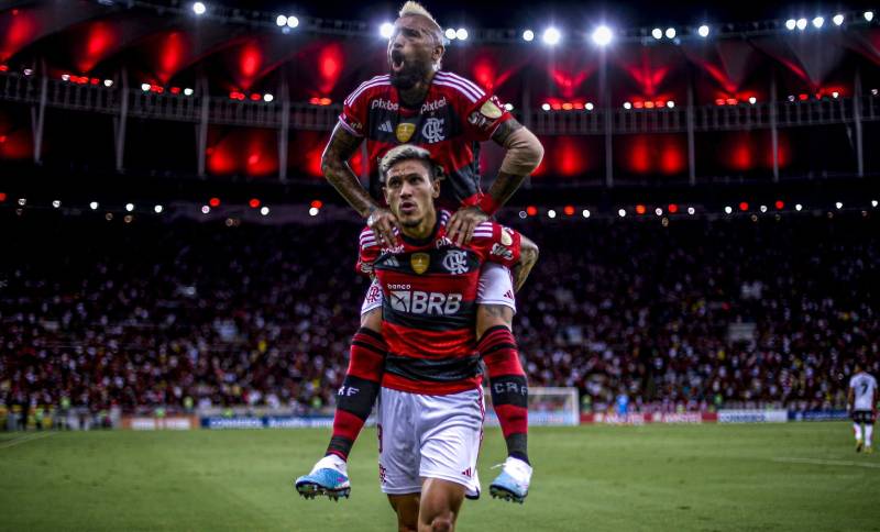 Flamengo supera má fase e vence com dois gols de Pedro na Libertadores