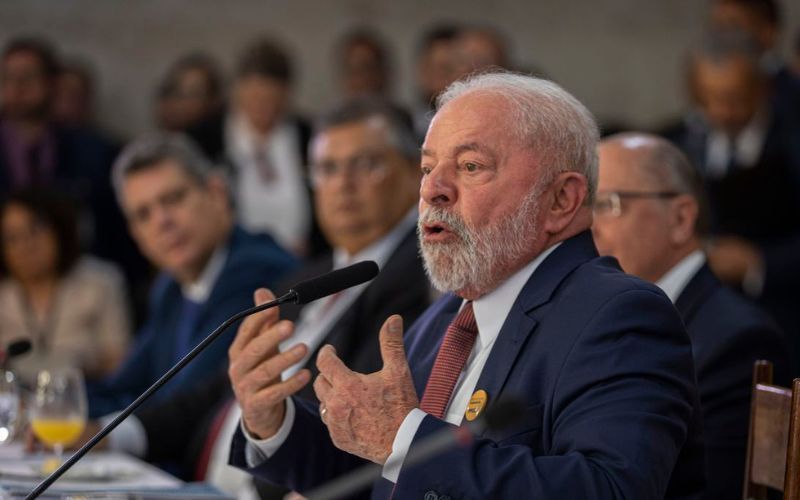 “Não vamos transformar escolas em prisão”, diz Lula