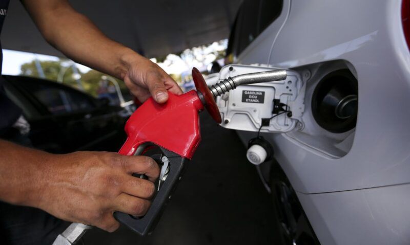 Preço de combustível reduz para distribuidoras, anuncia Petrobras