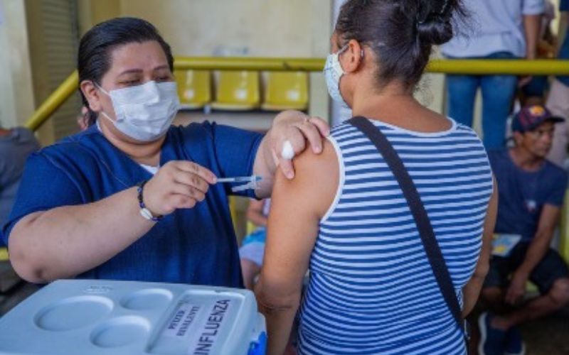 Público a partir de 18 anos começa a receber a vacina bivalente em Manaus