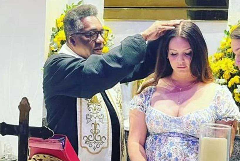 Lana Del Rey recebe benção de padre em igreja no RJ