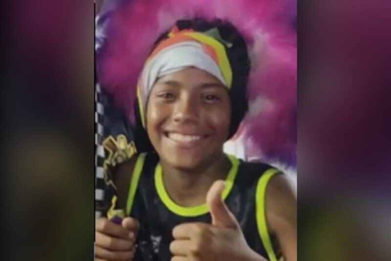 Adolescente de 12 anos é baleado na cabeça a caminho da escola