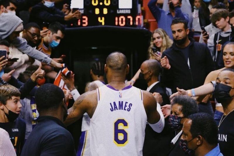 LeBron James avalia possibilidade de encerrar carreira após eliminação dos Lakers