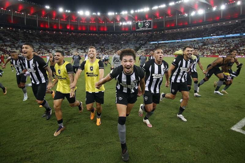 Após quase 10 anos, Botafogo lidera Brasileirão ao derrotar Flamengo