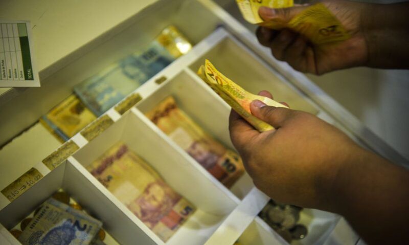 Brasileiros estão abandonando o dinheiro em espécie, revela Banco Central