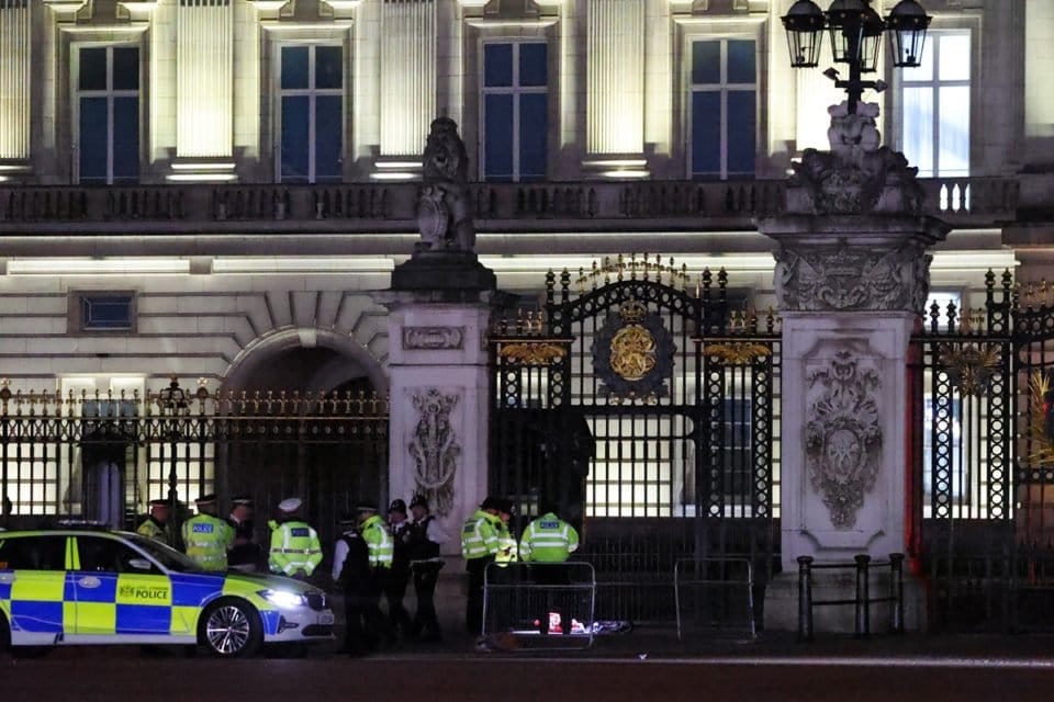 Homem é preso no Palácio de Buckingham após dizer que ia matar o Rei