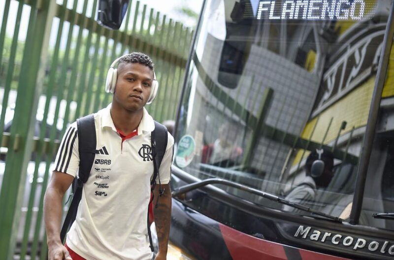 Jogador do Flamengo é alvo de investigação por suspeita de fraude na CNH