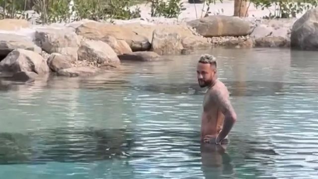Neymar inaugura lago em mansão mesmo após interdição