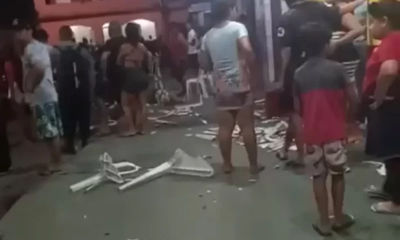 Carro descontrolado sobe na calçada e atropela clientes de lanchonete em Manaus