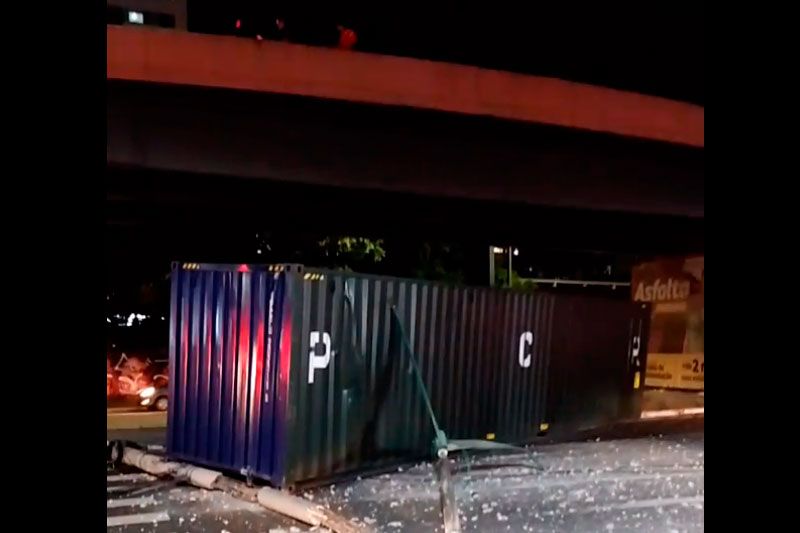 Container se solta de carreta e cai de viaduto em Manaus