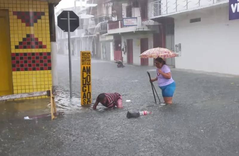 Forte chuva alaga ruas de Parintins a dias de receber milhares de turistas
