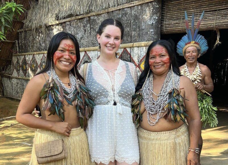 Lana Del Rey visita comunidade indígena no Amazonas