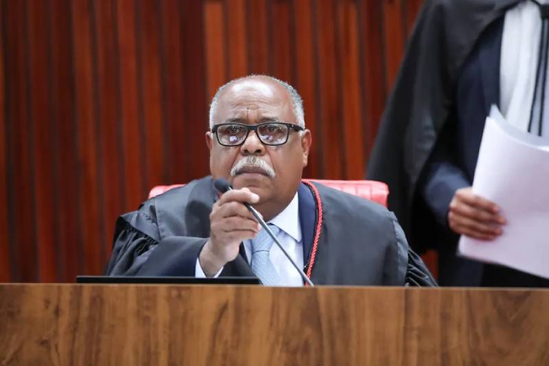 Ministro Benedito Gonçalves vota pela ilegibilidade de Bolsonaro