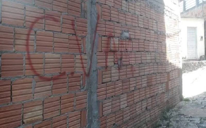 Operação remove marcas de facção criminosa das paredes de casas em Manaus