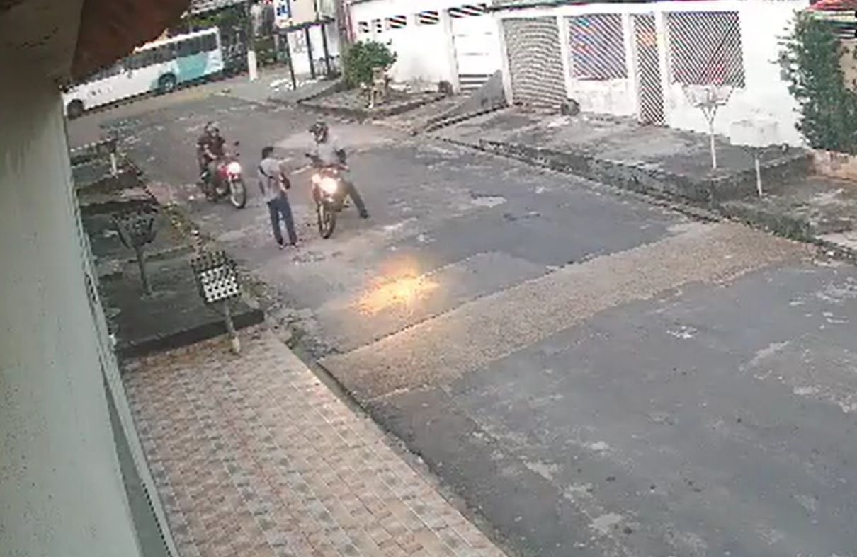 Vídeo mostra momento em que homem é cercado por motoqueiros e assaltado em Manaus