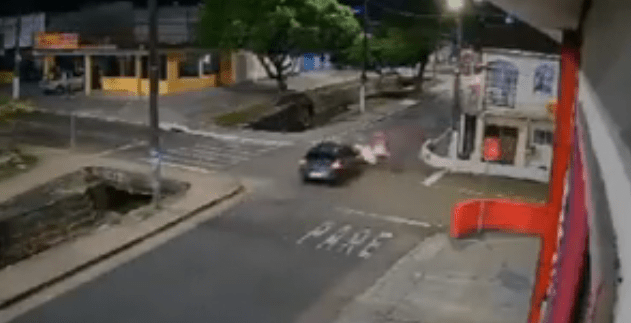 Vídeo: carro acerta moto e joga casal dentro de igarapé do Alvorada