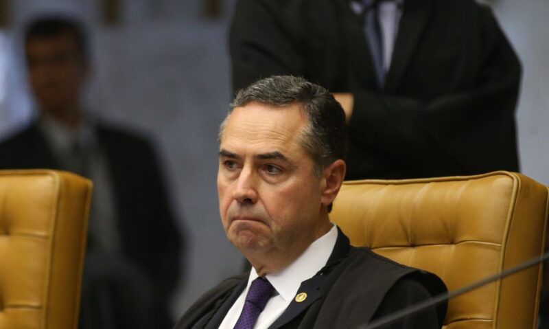 Deputados e senadores da oposição protocolam pedido de impeachment contra o ministro Barroso do STF
