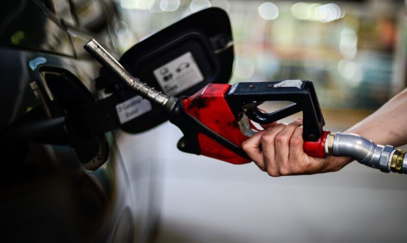 Com refinaria privatizada, gasolina dispara para R$ 6,59 em Manaus