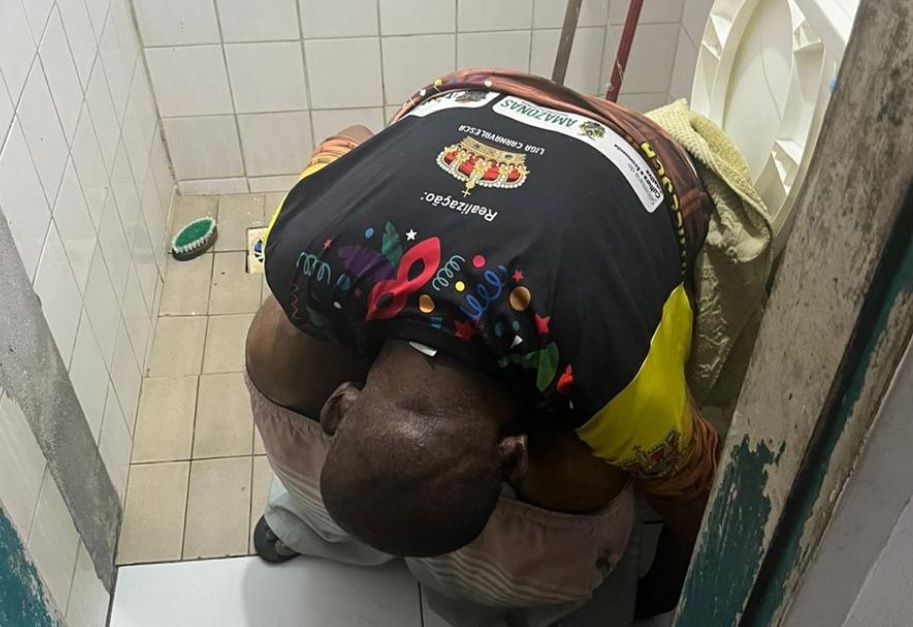 Homem pede para usar banheiro e morre sentado na privada em Manaus