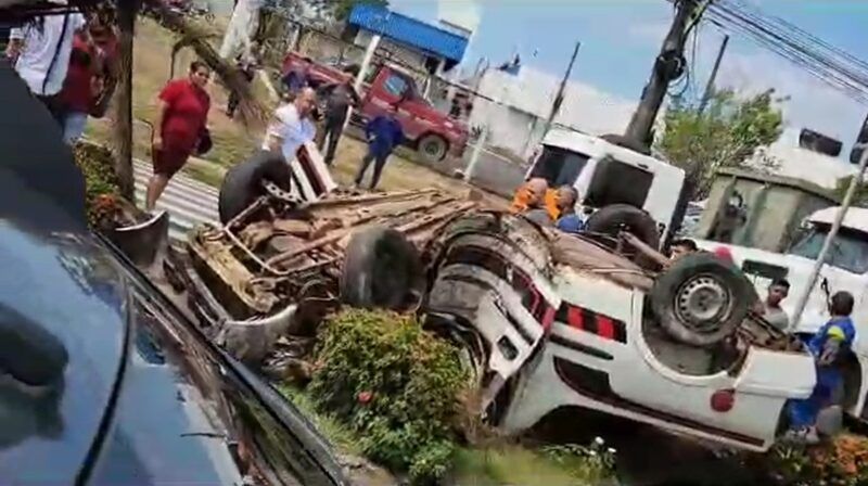 Vídeo: Acidente no Distrito Industrial deixa motorista ferido e interrompe tráfego em Manaus