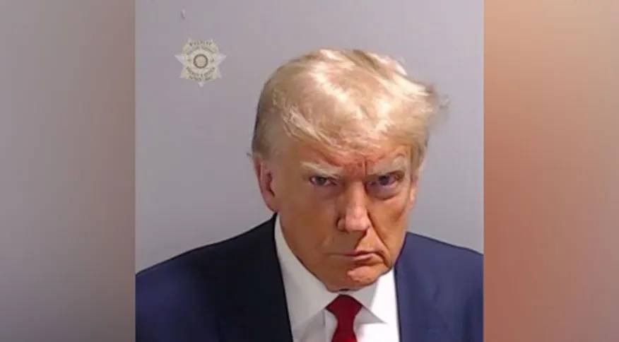 Após se entregar à Justiça, Trump tem foto de fichamento divulgada