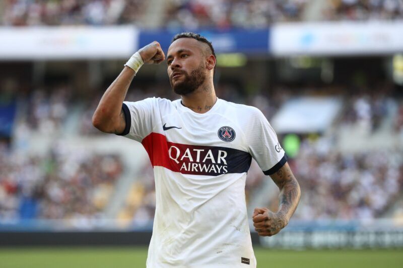 Neymar volta de lesão e marca dois gols em amistoso do PSG
