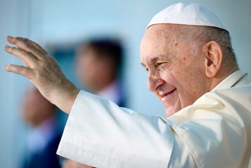 Papa Francisco reafirma abertura à comunidade LGBTQIA+ e defende inclusão de transexuais como “filhas de Deus”