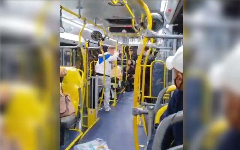 Vídeo: Amigos brigam por mulher dentro de ônibus