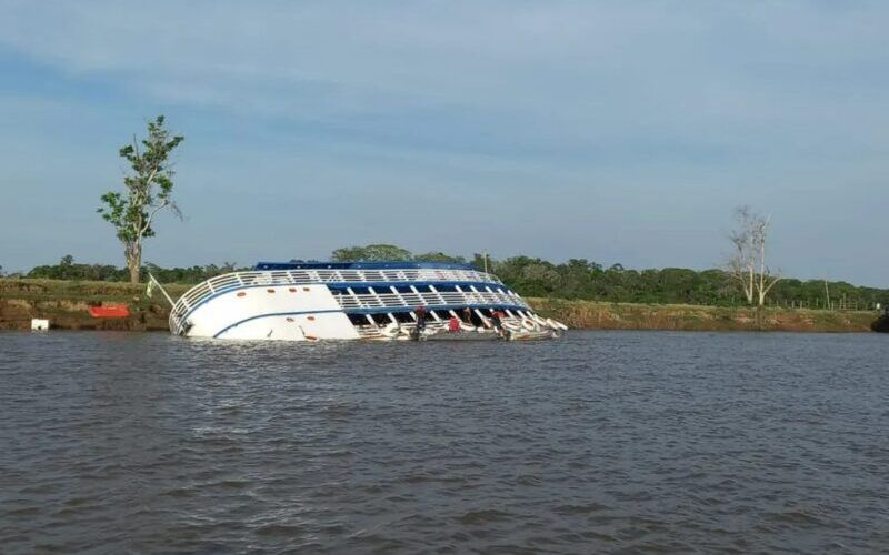 Vídeos: Barco com passageiros afunda em Careiro da Várzea, no interior do Amazonas