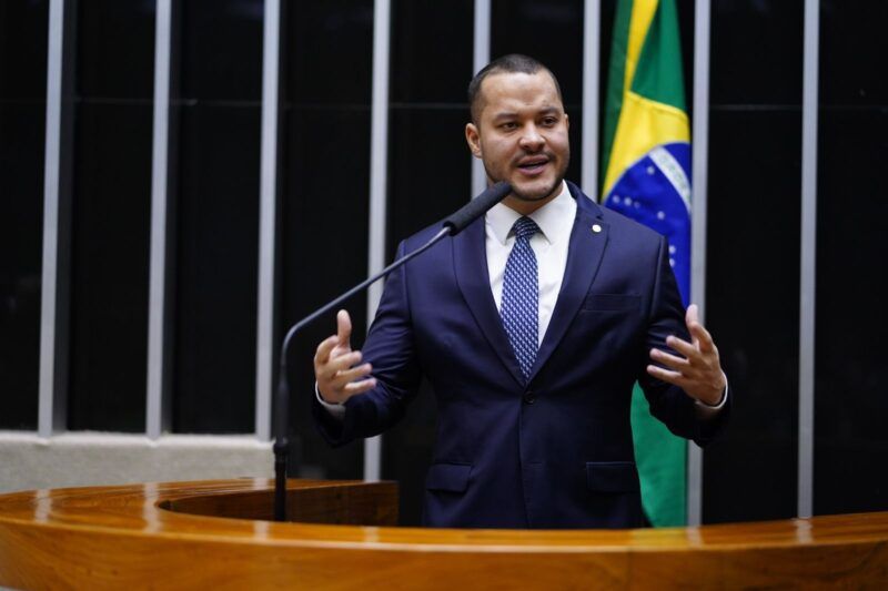 Adail Filho apresenta PL que proíbe contratação de portais condenados por propagar fake news