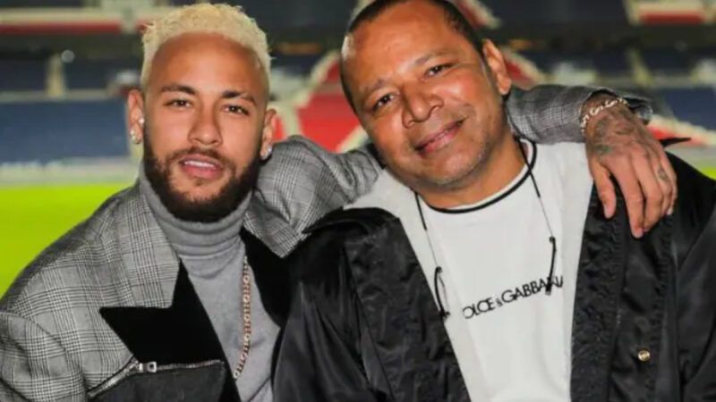 Pai de Neymar afirma que jogador é “solteiro” após filho ser flagrado em boate