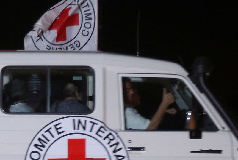Hamas libera primeiros reféns da trégua na guerra com Israel; Cruz Vermelha faz o transporte