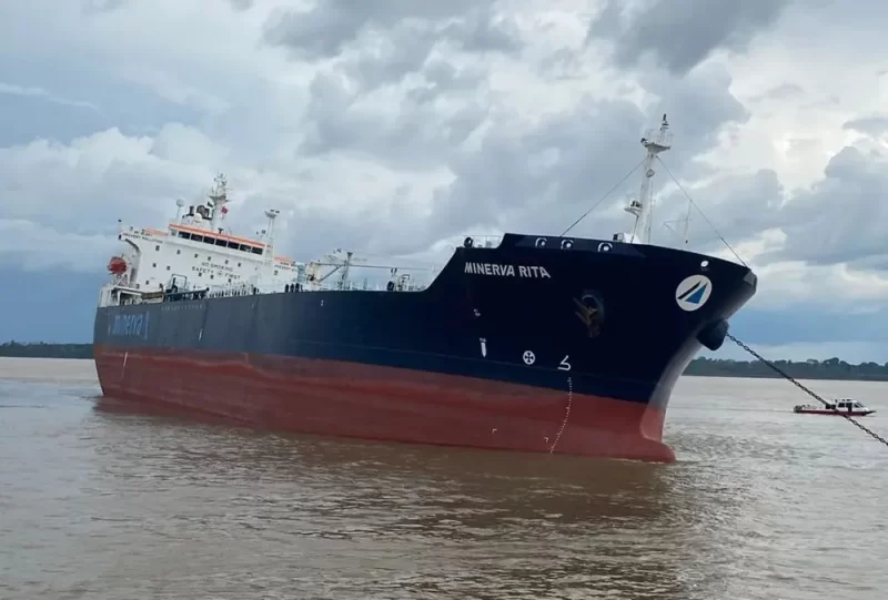 Ibama avalia risco de vazamento de gasolina em navio encalhado há 4 dias no Rio Amazonas