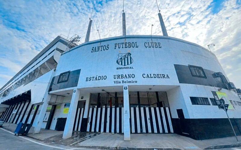 Após primeiro rebeixamento da história, torcedores do Santos invadem a Vila Belmiro à procura do presidente Rueda