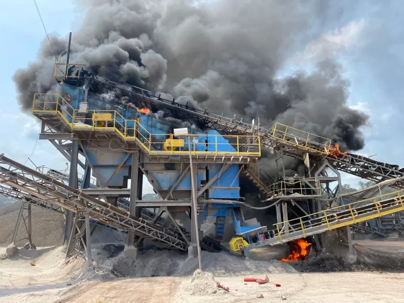 Incêndio de grandes proporções atinge fábrica de pedreira em Presidente Figueiredo