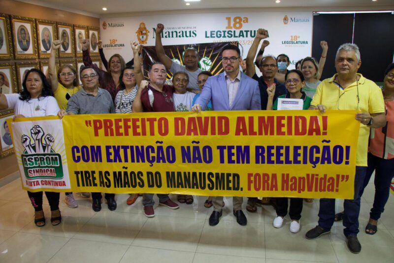 Professores cobram David Almeida em protesto contra mudanças no plano de saúde