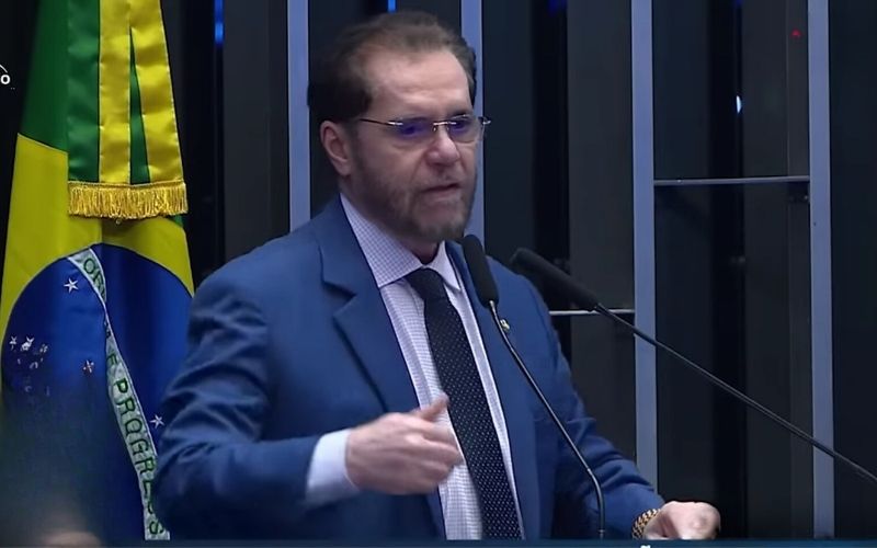 Senador Plínio Valério critica cientistas durante discurso no Senado