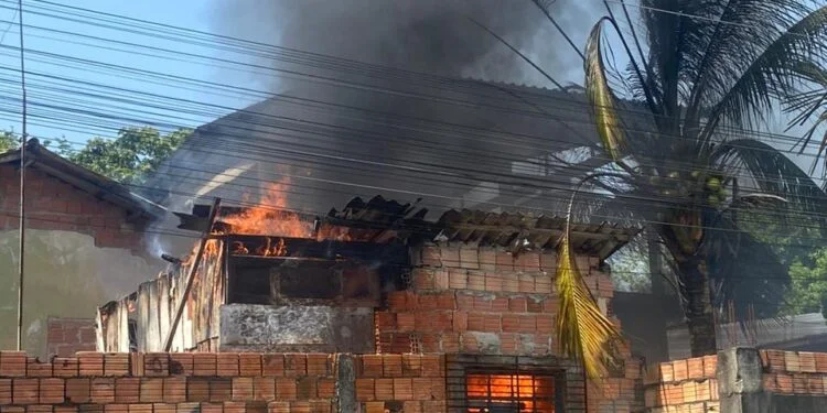 Incêndio destrói oficina na zona Norte de Manaus