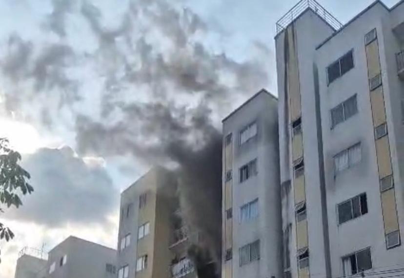 VÍDEOS: Princípio de incêndio atinge apartamento de condomínio em Manaus