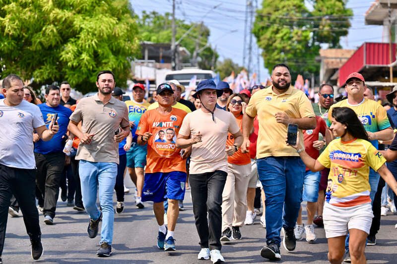 David Almeida realiza caminhada com moradores da Colônia Antônio Aleixo