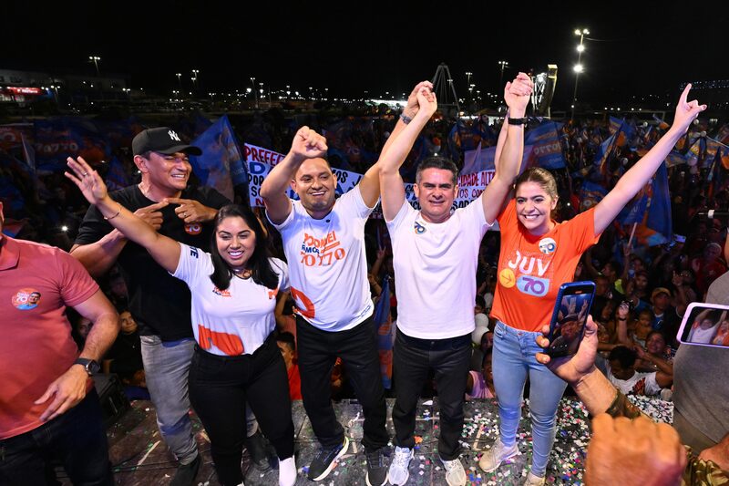 David Almeida caminha com o povo na Colônia Antônio Aleixo