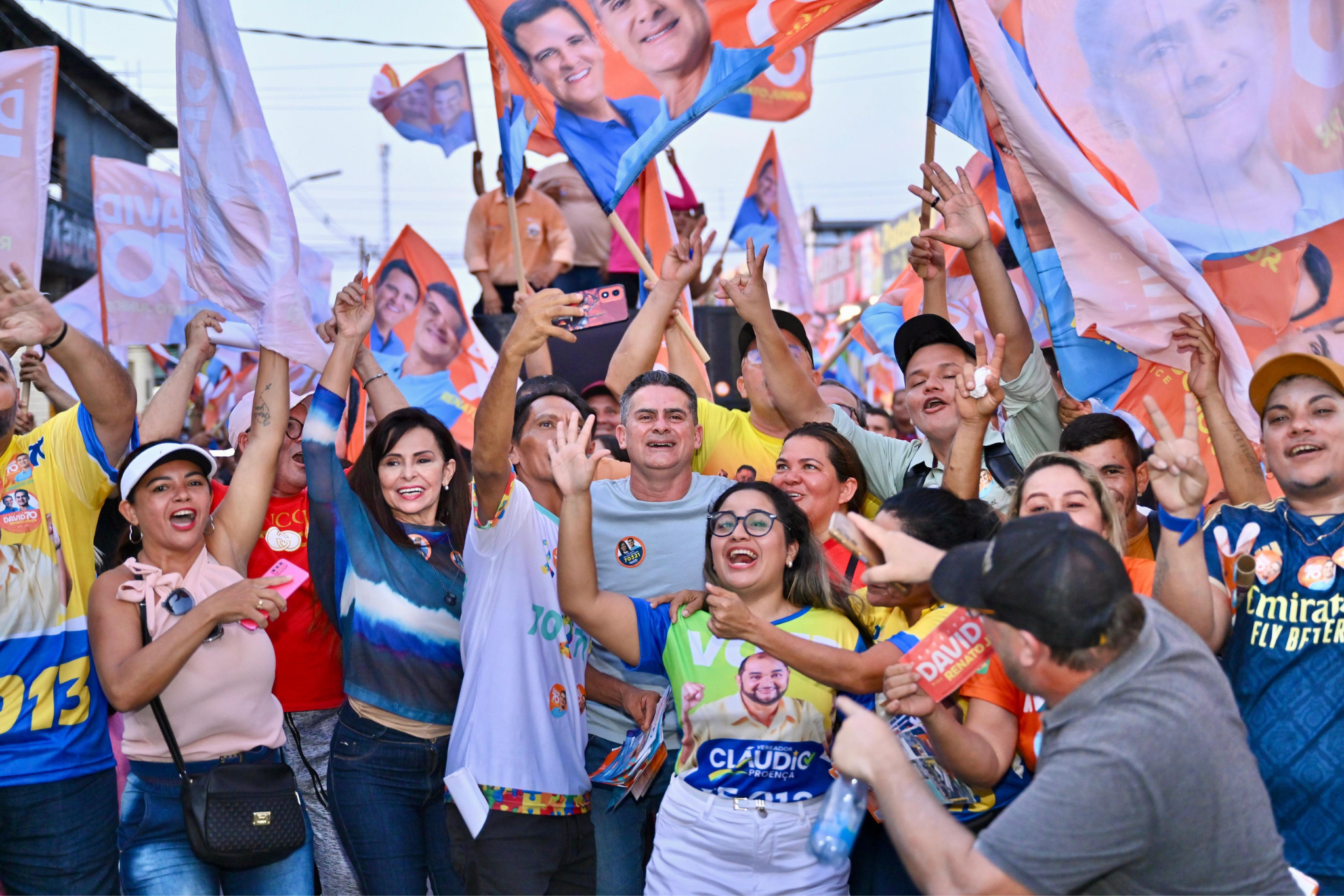 David Almeida reúne multidão em caminhada no Jorge Teixeira