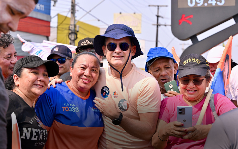 Com grande apoio popular, David Almeida comanda bandeiraço nas ruas de Manaus