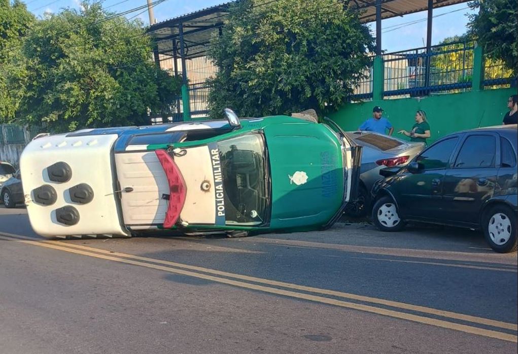 Viatura da PM capota após bater em dois carros na Compensa