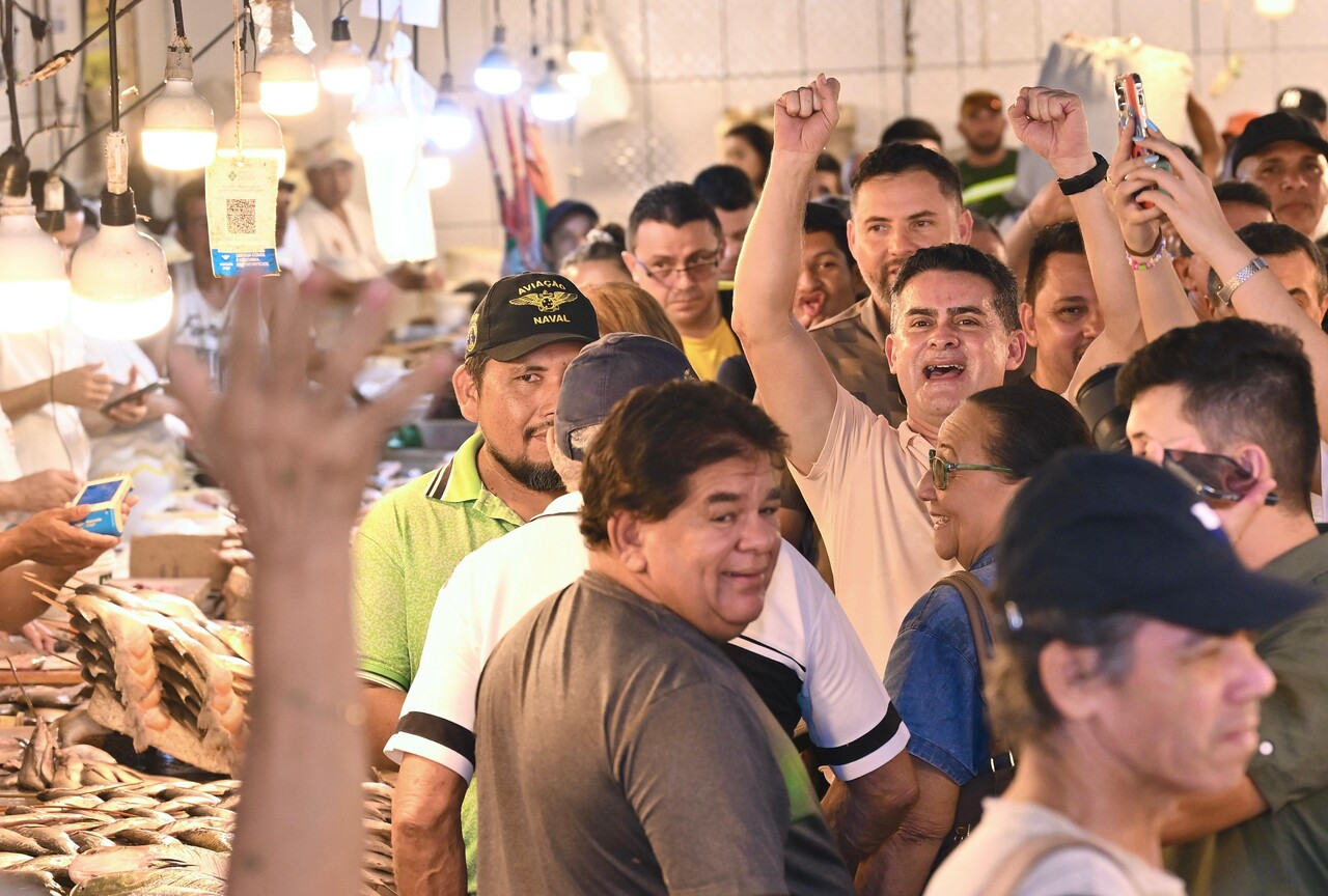 Prefeito David é abraçado por feirantes da Manaus Moderna, Feira da Banana e Mercadão