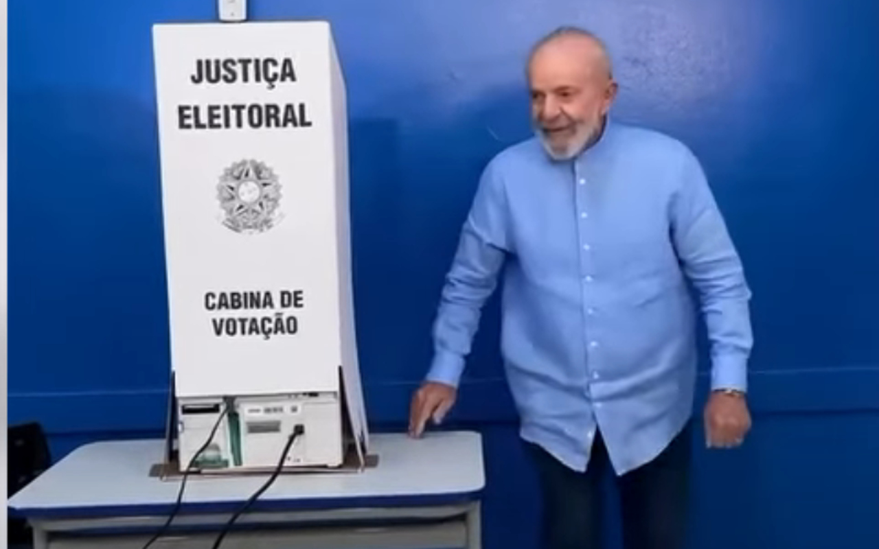 Lula vota em São Bernardo e diz que é hora de “corrigir erros”