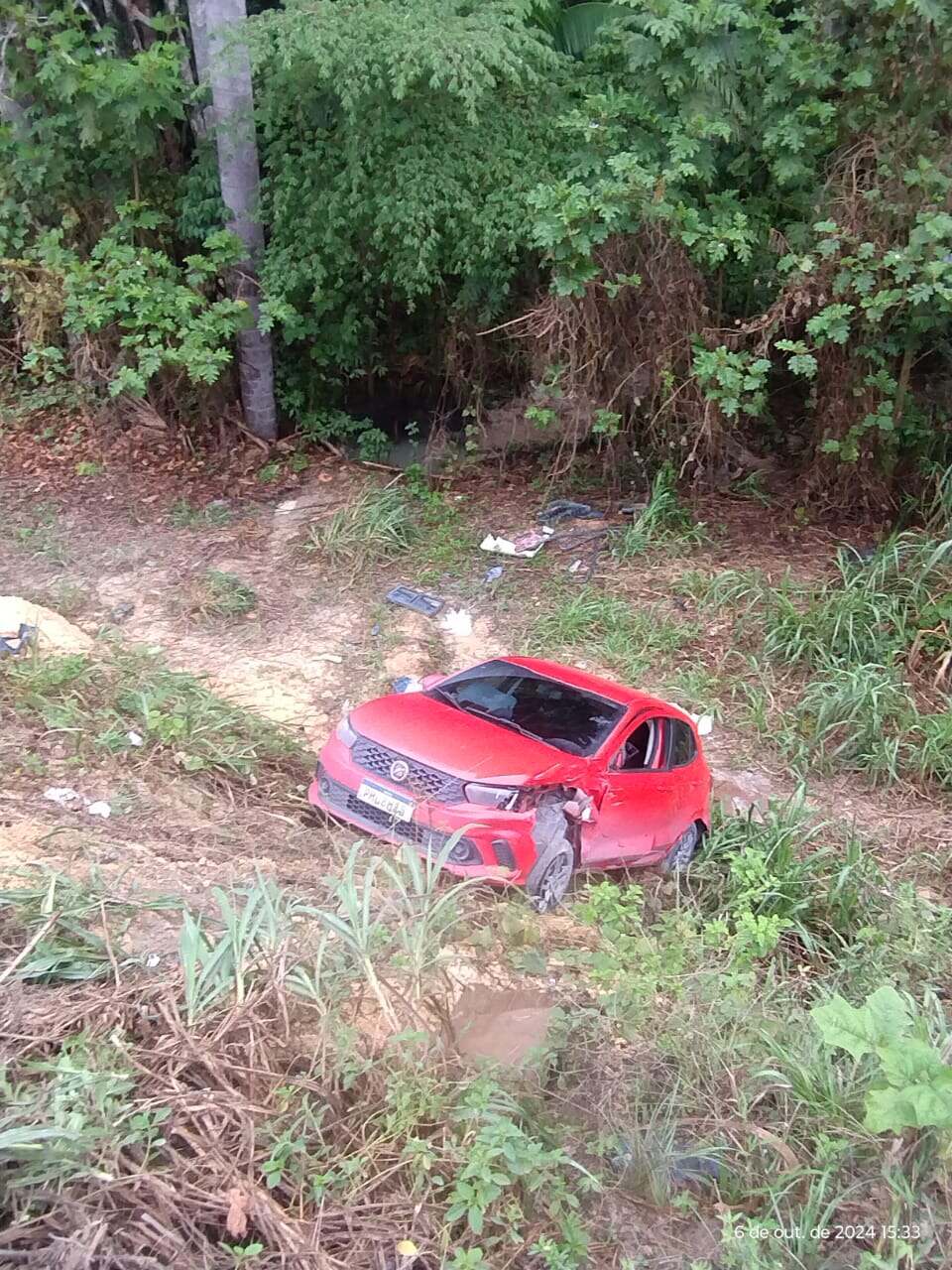 carro cai em barranco após colidir com veículo na AM-010